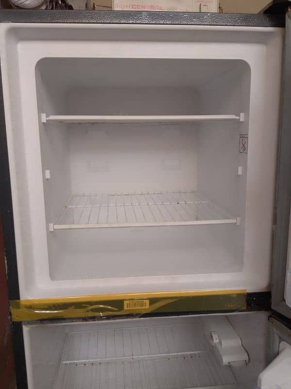 Dawlance Refrigerator Medium Size  For Sale 1