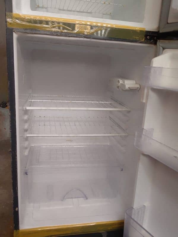 Dawlance Refrigerator Medium Size  For Sale 2