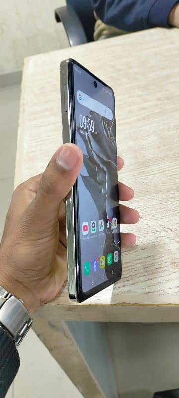 Infinix Hot 40 pro 10/10 3