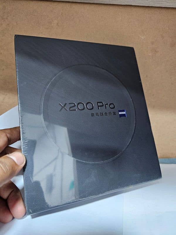 X200 Pro Titanium Box Pack 1