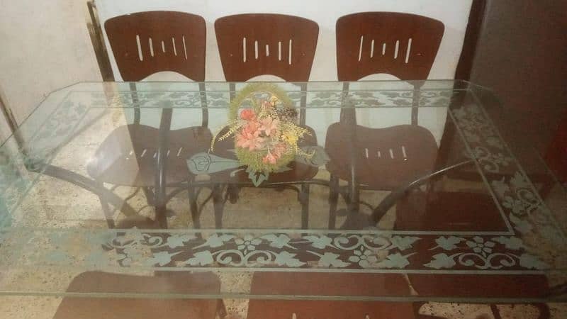 good condition daining table with 6 chairs 0