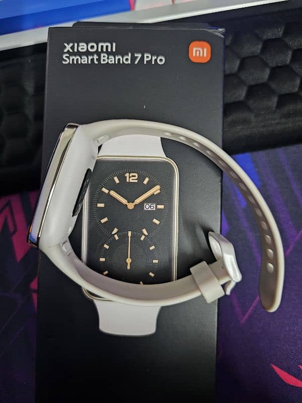 Xiaomi Smart Band 7 Pro - White Smartwatch 0