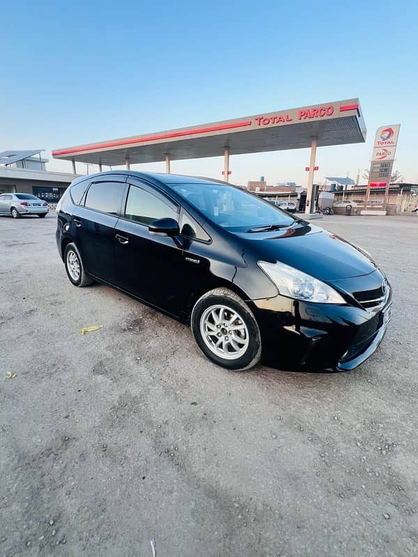 Toyota Prius Alpha 2013 1