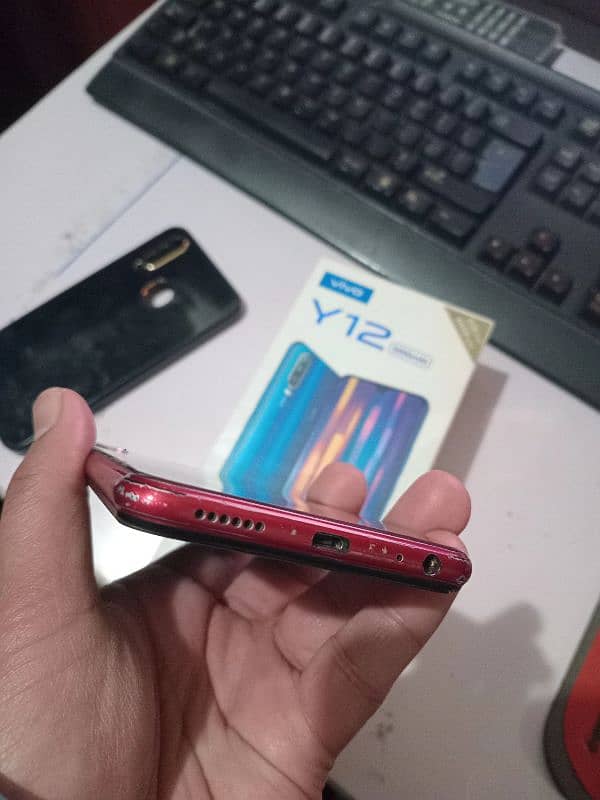 Vivo y12 4