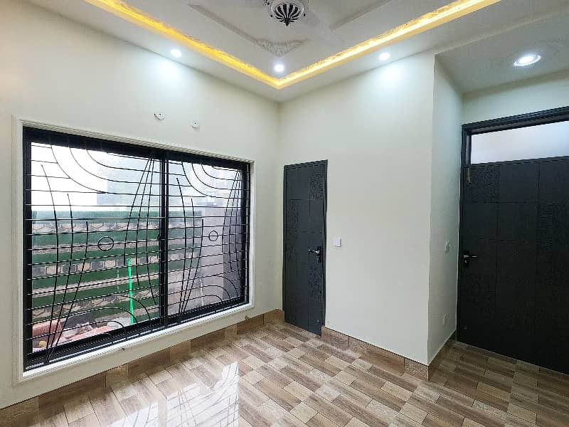 Prime Location House For sale In Beautiful Central Park Housing Scheme 6