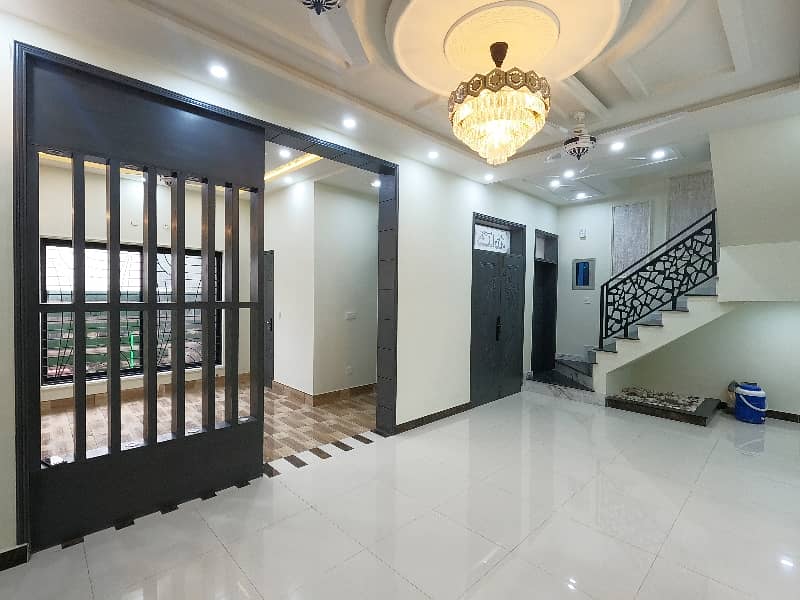 Prime Location House For sale In Beautiful Central Park Housing Scheme 8