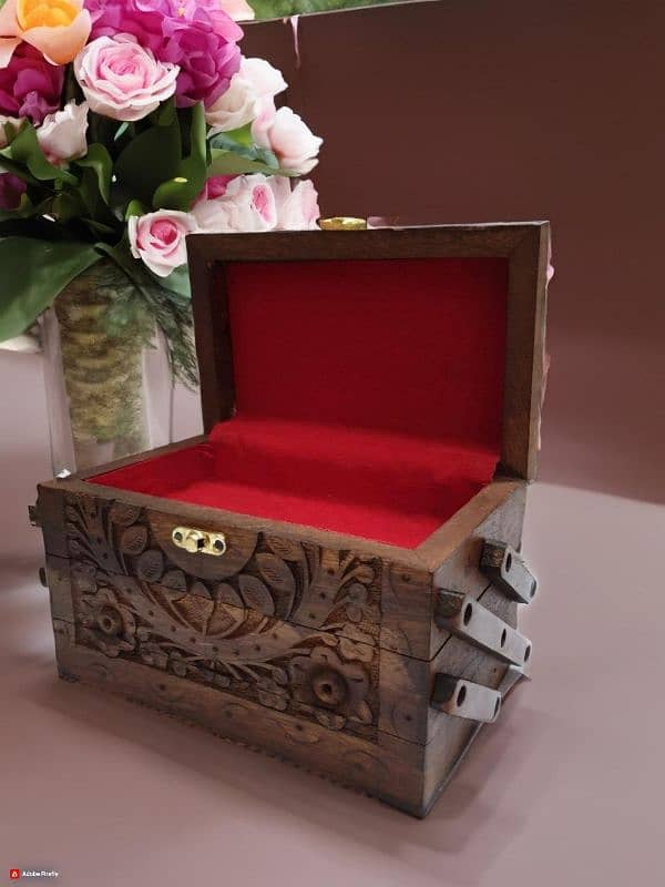 Beautiful carved jewellery box 1