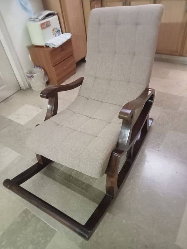 Rocking chair / Easy chair in best condition for sale 2