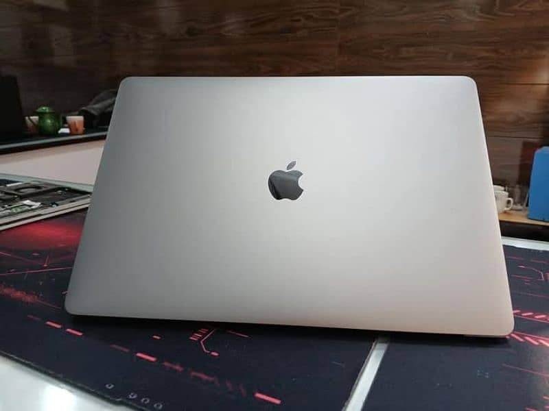 MacBook Pro 2017 – Core i7 | 16GB RAM | 512GB SSD | 4GB Graphics 1