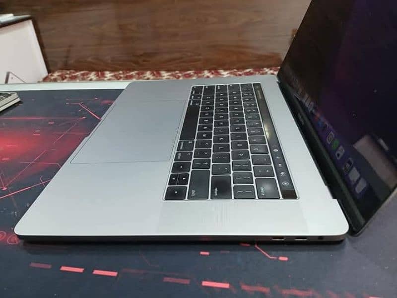 MacBook Pro 2017 – Core i7 | 16GB RAM | 512GB SSD | 4GB Graphics 3