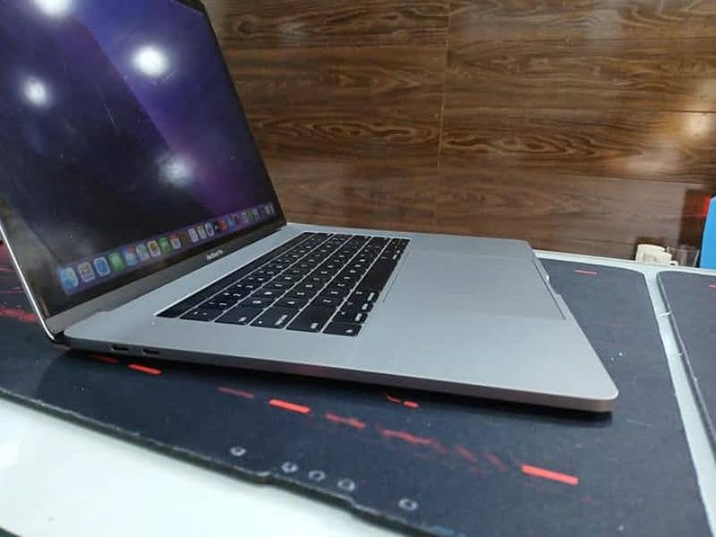 MacBook Pro 2017 – Core i7 | 16GB RAM | 512GB SSD | 4GB Graphics 5