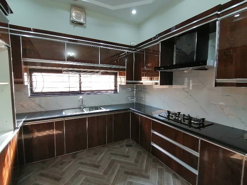 Stunning 10 Marla House In LDA Avenue - Block J Available 3