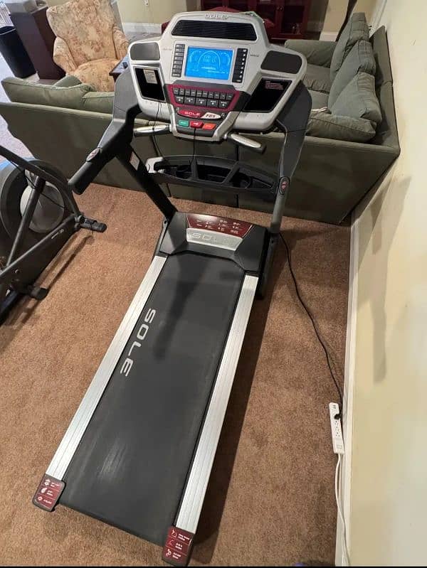 SOLE F85 COMMERCIAL GRADE TREADMILL HEAVY DUTY CONTINUES MOTOR. 2