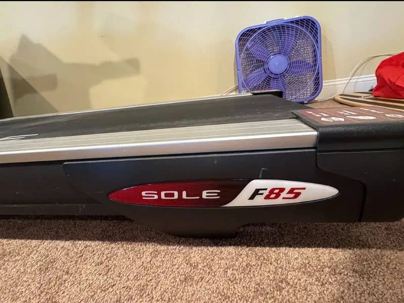 SOLE F85 COMMERCIAL GRADE TREADMILL HEAVY DUTY CONTINUES MOTOR. 3