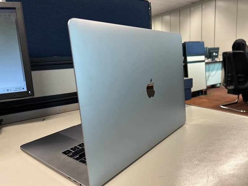 Macbook pro 2019 i9 16gb 500gb 4gb amd graphics card 0