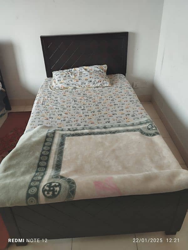 2 single bed in very good condition with mattress and free bed sheet 4