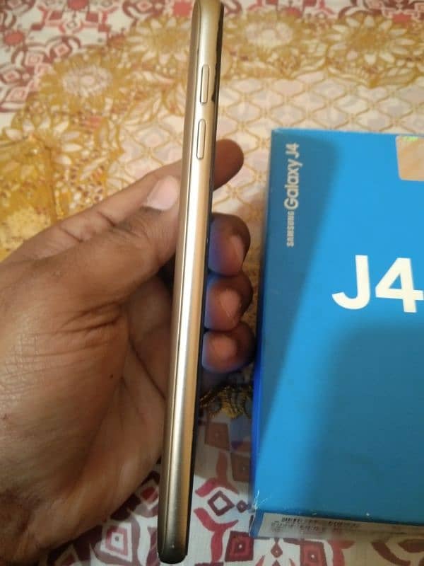 Samsung J4 16GB Golden 2