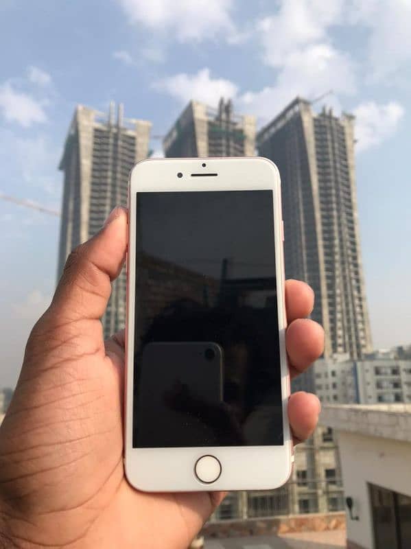 Apple iPhone 7 - 32GB - Great Condition for Sale" 3