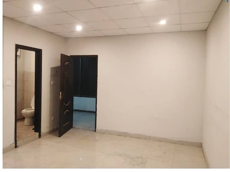 Area 330 Square Feet Office Available For Rent Real Pictures In Main Boulevard Road Gulberg 3 Lahore 0