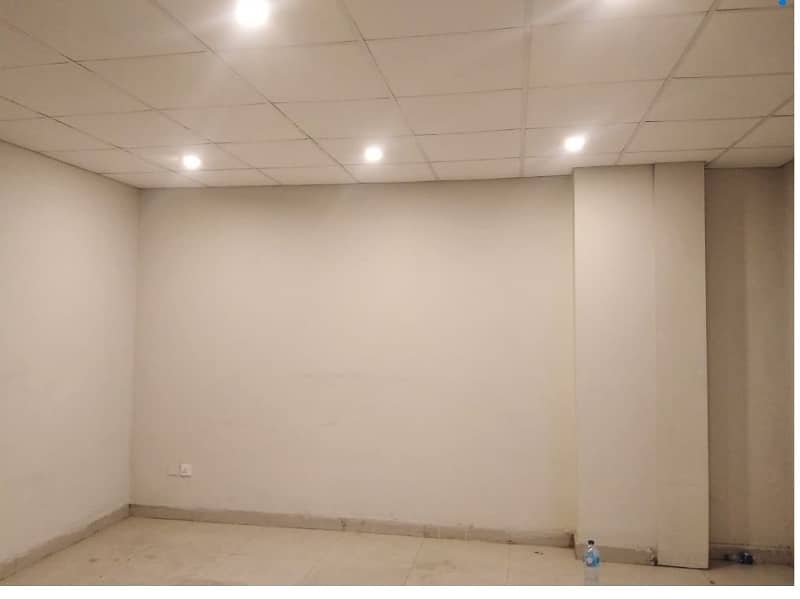 Area 330 Square Feet Office Available For Rent Real Pictures In Main Boulevard Road Gulberg 3 Lahore 2