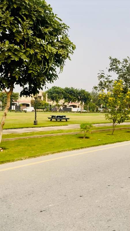 "Prime 1 Kanal Residential Plot Available in Lake City" 9