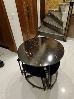 Dining table in excellent condition