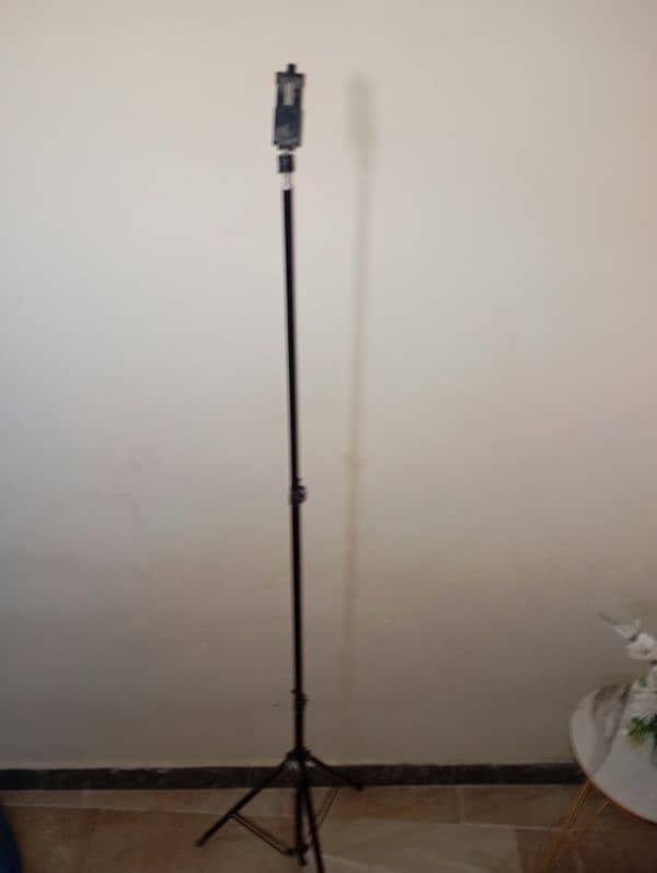 7 feet tripod with mobile holder 1