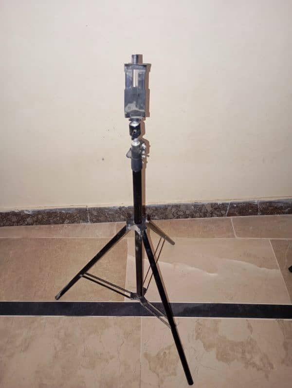 7 feet tripod with mobile holder 3