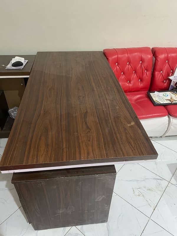 office chair and exuctive table for sale  used table and chairs 0