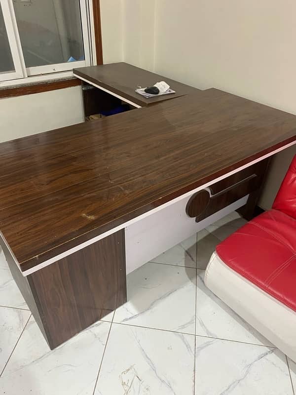 office chair and exuctive table for sale  used table and chairs 1