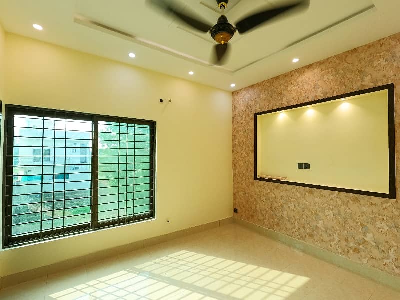 Prime Location 5 Marla House For sale In Lahore 15