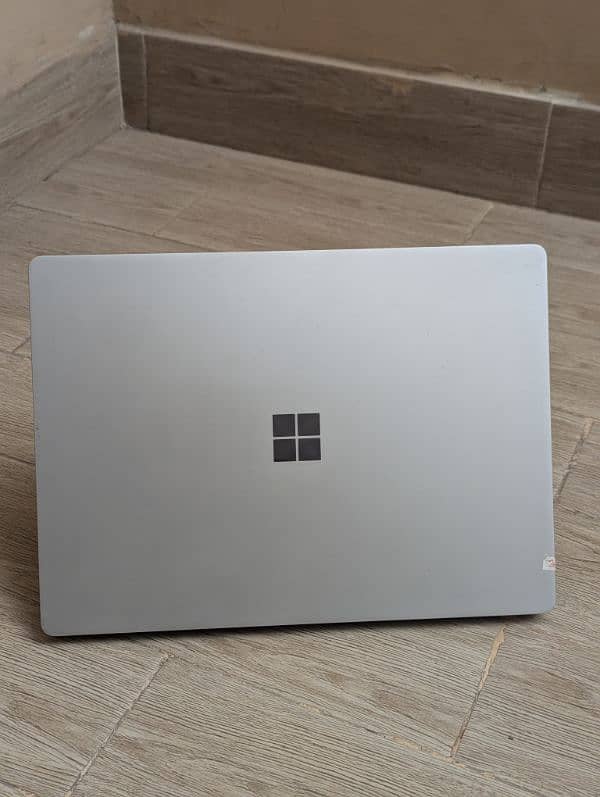 Microsoft Surface Laptop 2 core i5 8th gen touch screen better than HP 1