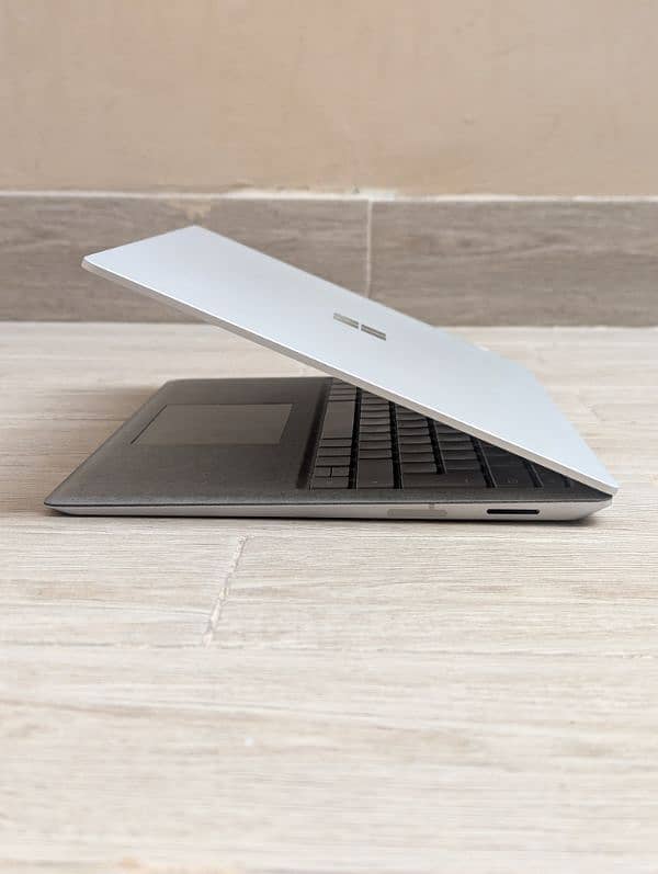 Microsoft Surface Laptop 2 core i5 8th gen touch screen better than HP 2