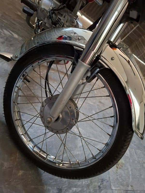 Honda cd70cc 10 by 10 condition look like new 2