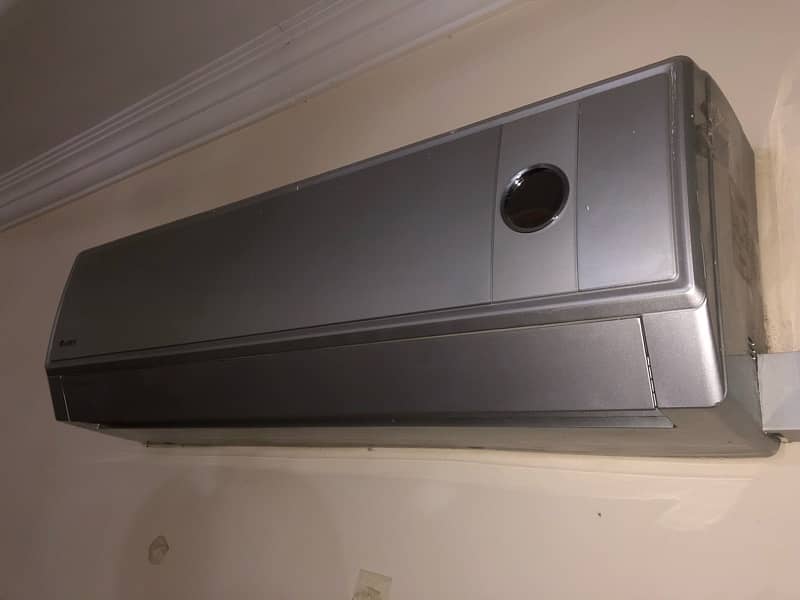 Gree AC Non inverter in excellent condition 0