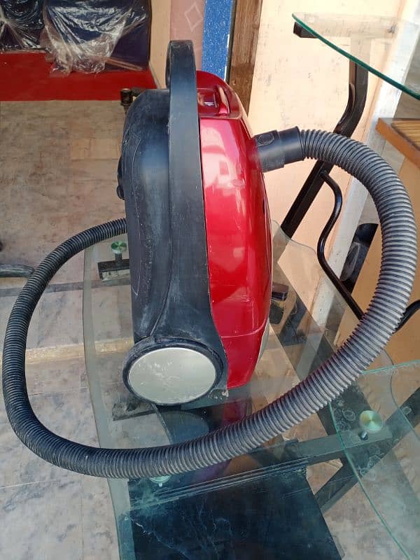 Vacuum cleaner red colour 0