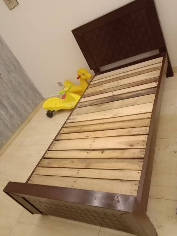 single bed , excellent condition 0