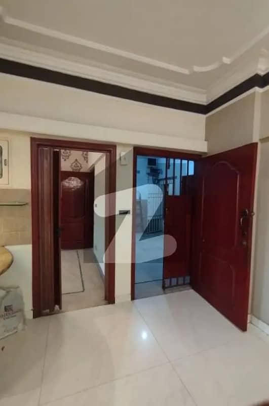 flat for sale in Main Maskan Chowrangi Gulshan-e-Iqbal, Karachi! With 3 bedrooms, drawing, spacious lounge, American kitchen, modern tile flooring, west open corner, and boundary wall project. 3