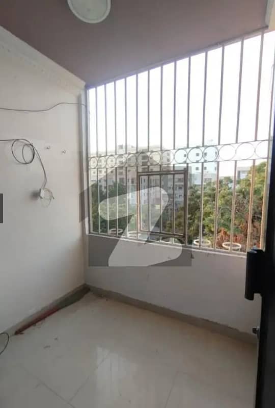 flat for sale in Main Maskan Chowrangi Gulshan-e-Iqbal, Karachi! With 3 bedrooms, drawing, spacious lounge, American kitchen, modern tile flooring, west open corner, and boundary wall project. 11