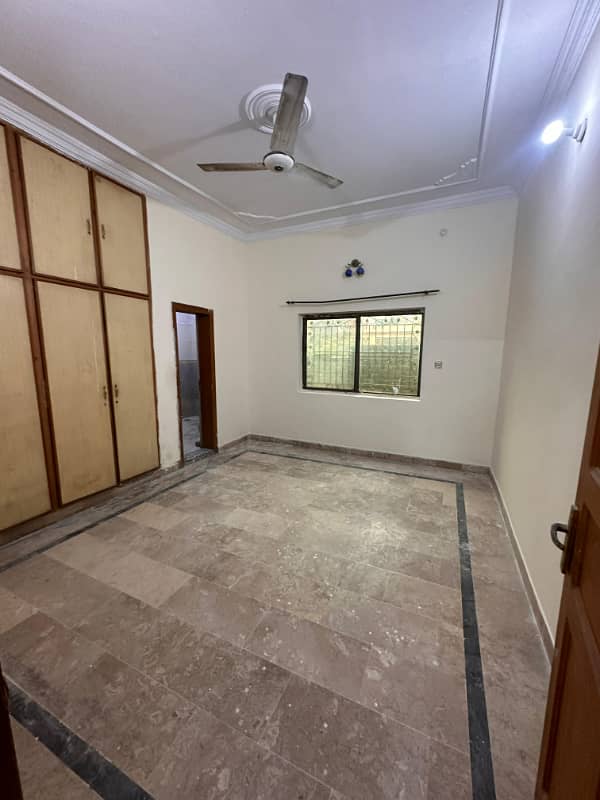 Portion for rent location ayub calony 3bed bed TV lounge darwing room dayning room kithen 3bath Pani bijli gass sab available 7