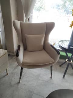 Room chairs and a table for sale