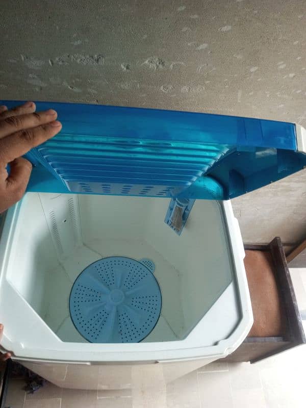 washing machin  Rs. 18000  only 2 O 3 manth used only 1