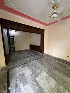 Portion for rent location khyabany Tanveer 2bed tv lounge darwing room kithen 3bath kichan bijli gass available