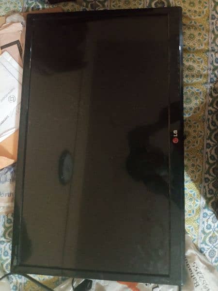 selling 24  inch lg tv 2