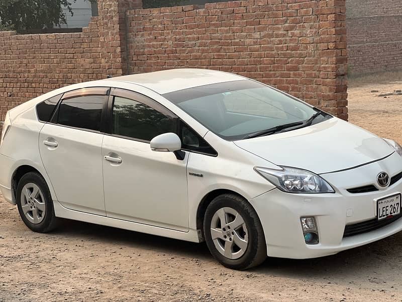 Toyota Prius 2011 S LED Beeg room 4