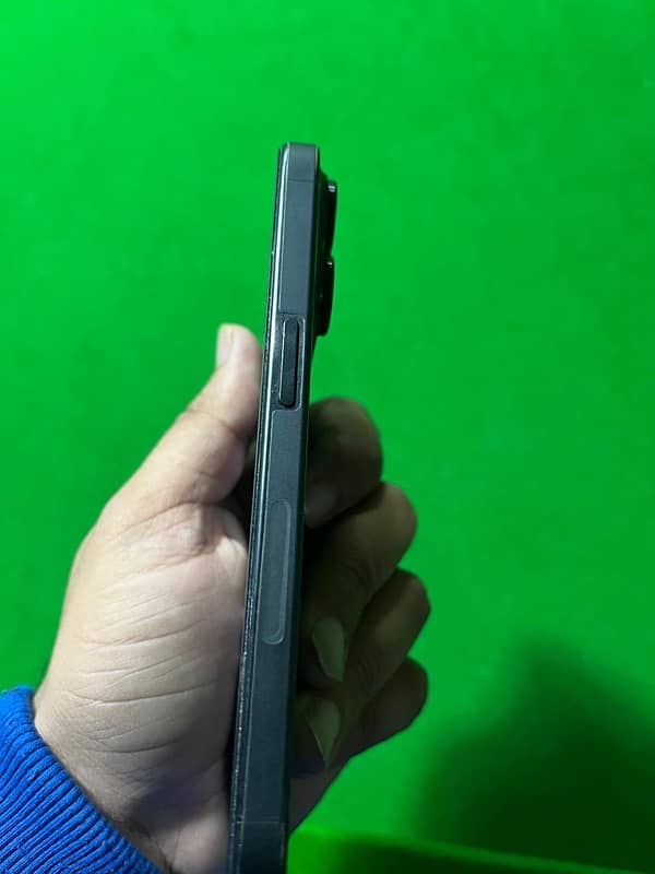 i phone 15 pro black titanium 4