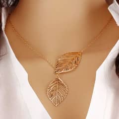 Elegant Necklace with Leaf Design