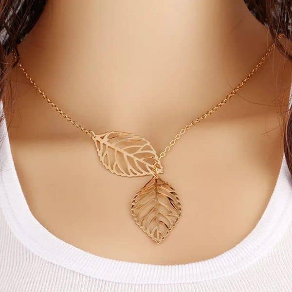 Elegant Necklace with Leaf Design 1