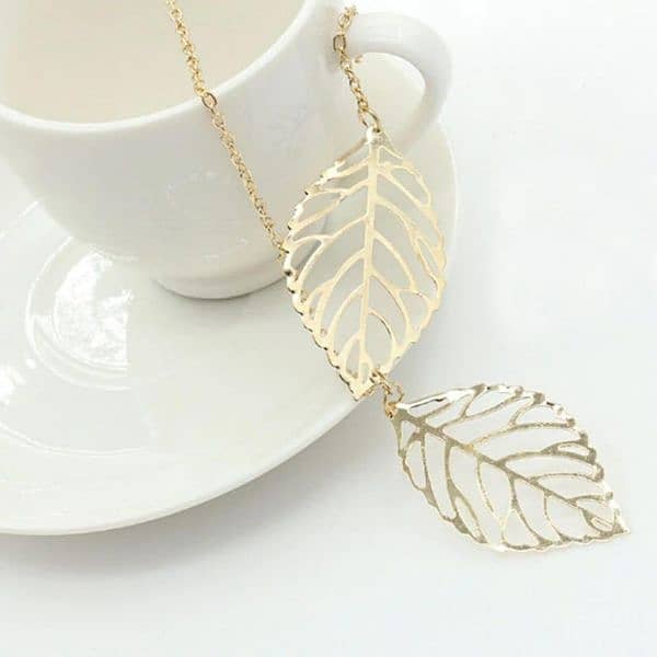 Elegant Necklace with Leaf Design 3