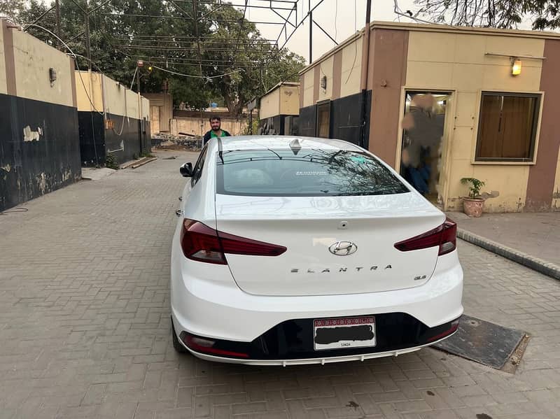 Hyundai Elantra 2023 1